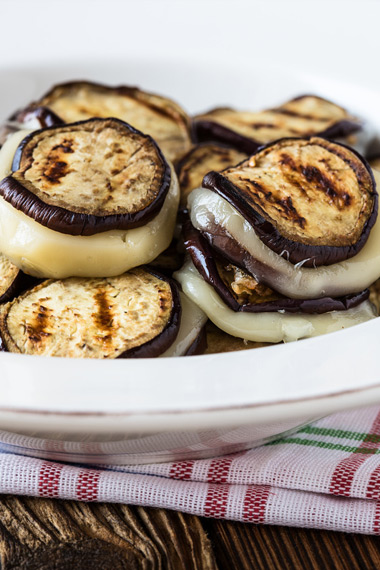 Кружочки из баклажанов и моцареллы